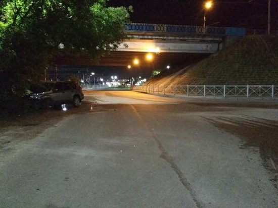 В Брянске угнанная иномарка врезадась в дерево