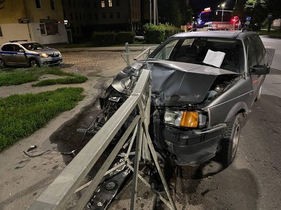 В Черняховске пьяный водитель врезался в пешеходное ограждение