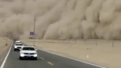 Одну из центральных провинций Китая накрыло песчаной бурей: видео