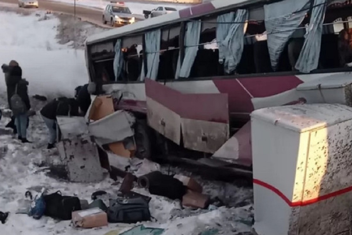 Дтп с поездом в алтайском крае. Авария автобуса и поезда в Кулунде 2021. ДТП Барнаул Короленко. Авария автобус ж. д Петрозаводск.