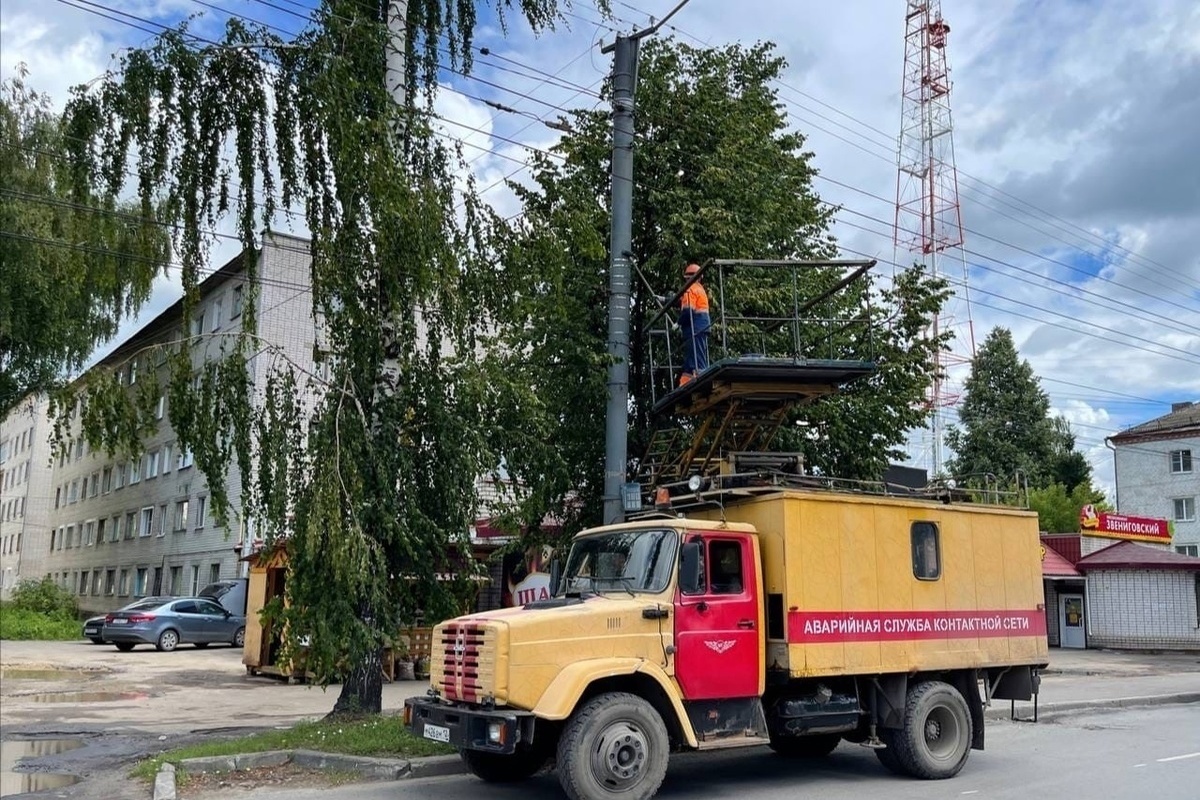 В Йошкар-Оле проводится покраска опор троллейбусной контактной сети - МК  Йошкар-Ола