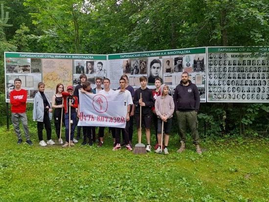 Брянские добровольцы убрали мусор на стоянке Виноградова