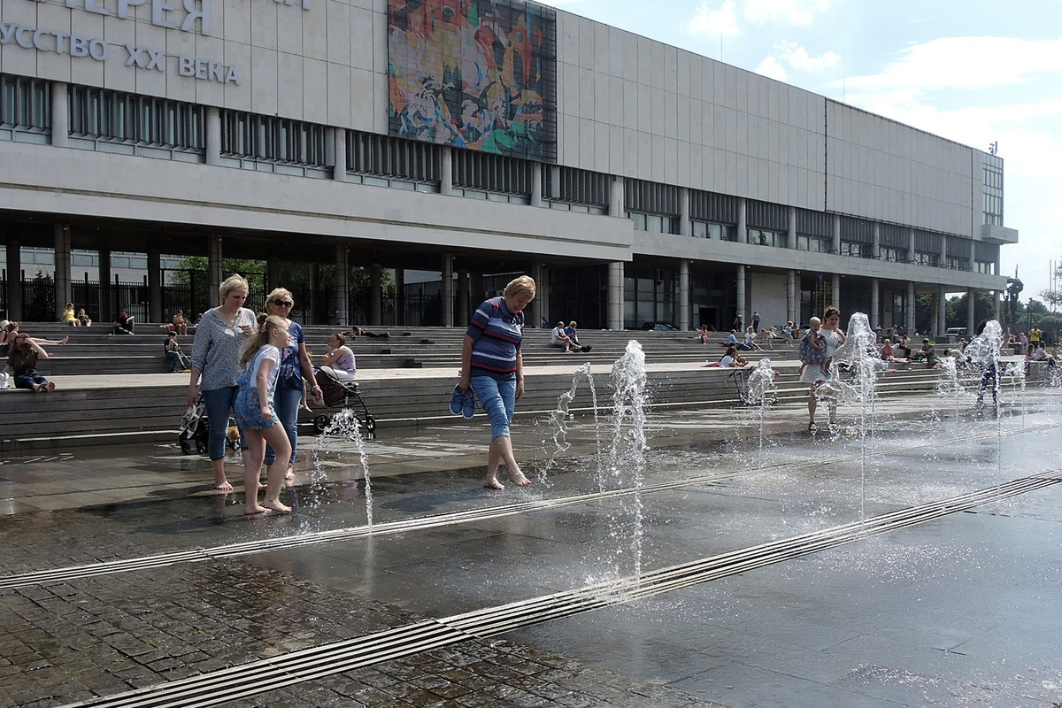 Москва 32 градуса. Жара в Москве. Аномальная жара. Вода в жару картинки.