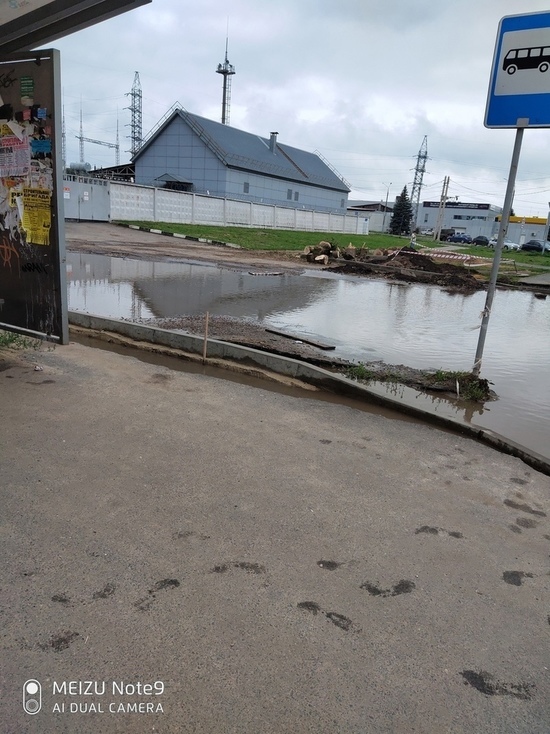 В Орле «утонула» территория перед остановкой на Карачевском шоссе
