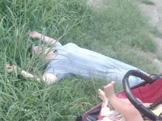В Краснодаре у пьяной женщины, уснувшей в кустах, отобрали детей