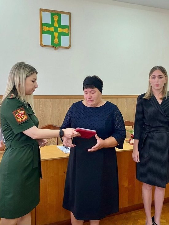 Матери погибшего на Украине орловского бойца вручили Орден Мужества