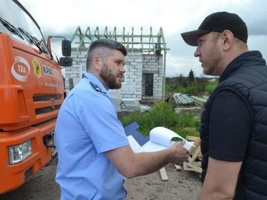  В Уярском районе Красноярского края дома для погорельцев строят с отставанием от графика