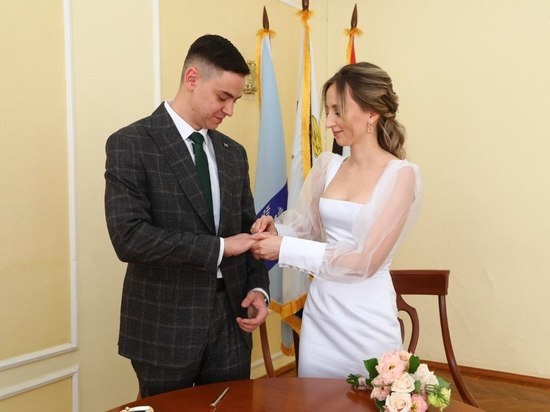 В ЗАГСах Курской области 22 июля 2022 года брак зарегистрировала 121 пара