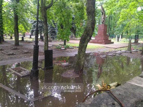 В Курске общественник сделал временный водоотвод на Офицерском кладбище