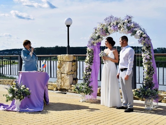 В Кировской области начали регистрировать браки на набережной реки