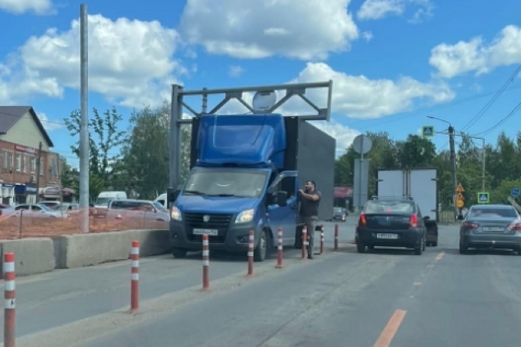 Костромской тест на глупость: за две недели под габаритной аркой на Юбилейном путепроводе застряли 10 грузовиков