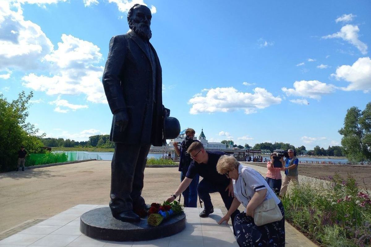 В Костроме открыли памятник основателю Третьяковской галереи и Льняной мануфактуры