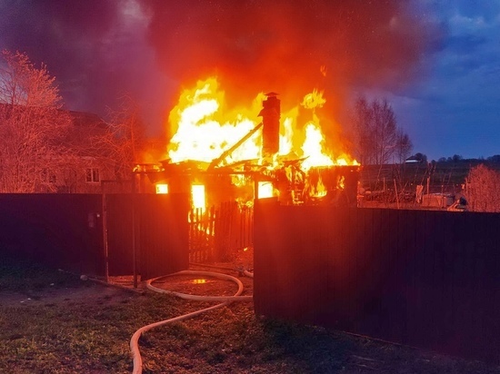 В Ельне ночью произошел пожар в частном доме