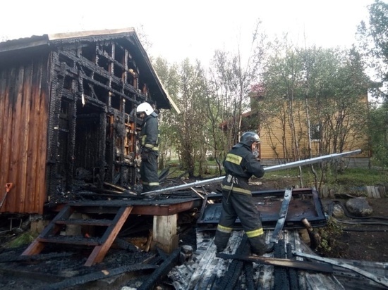 Полыхающий частный дом в Кольском районе тушили 12 пожарных