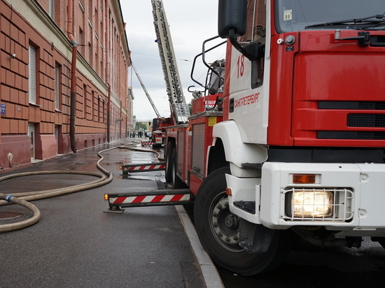 Мужчина погиб при пожаре в двухкомнатной квартире на проспекте Наставников