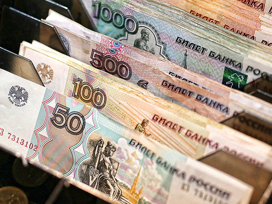 В России могут исчезнуть бумажные деньги: эксперт оценил перспективу