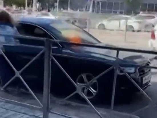 Дорогая иномарка Audi вспыхнула на площади Калинина в Новосибирске