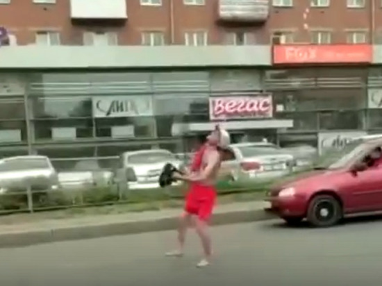 Шатающийся на дороге и смотрящий в небо мужчина удивил кемеровчан