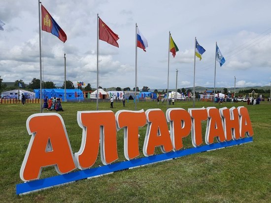 Парад делегаций-участников открыл фестиваль «Алтаргана-2022» в Агинском