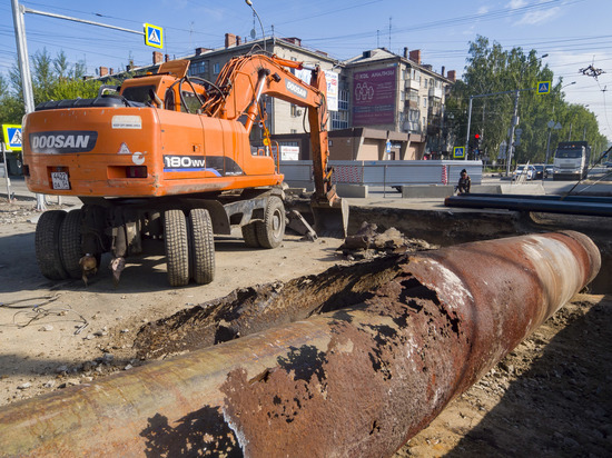 В Новосибирске на улице Ватутина за сутки заменили большой участок аварийной теплотрассы