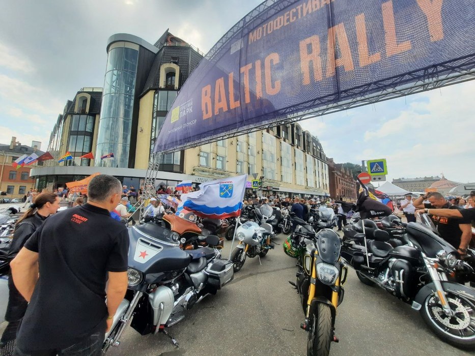 Рев мотора, ветер и рок: как проходит под Петербургом главный день мотофестиваля Baltic Rally