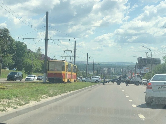 В Курске на Энгельса в результате ДТП легковушка вылетела на трамвайные рельсы