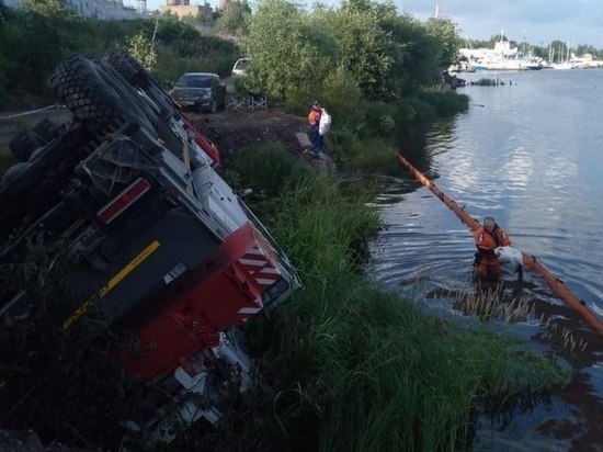Спасатели из Приозерска помогли убрать разлившееся в реку Вуокса после ДТП топливо