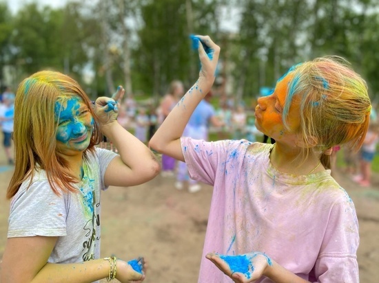 В Никольском сквере Архангельска состоялся фестиваль красок