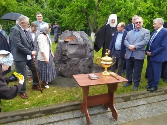 Кирпичи из Омска легли в основание памятника Достоевскому в Оптиной пустыни