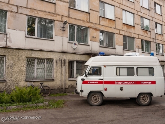 Скорая 45 минут ехала к мужчине, лежавшему на улице Петрозаводска