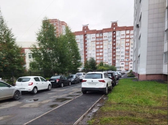 Припаркованные на тротуаре машины возмутили кемеровчан
