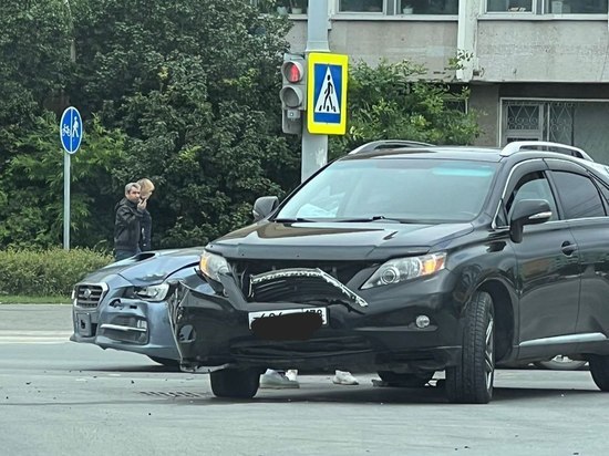Автомобили Lexus и Subaru столкнулись на перекрестке в Южно-Сахалинске