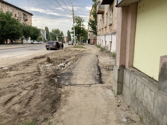 Саратовцы не могут понять принцип, по которому отремонтировали тротуар
