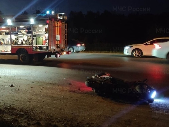 Два человека травмированы на врезавшемся в столб скутере в Калужской области