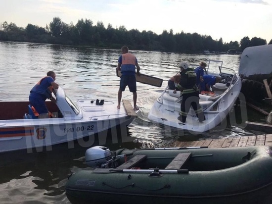В Ивановской области катер врезался в гараж для лодок