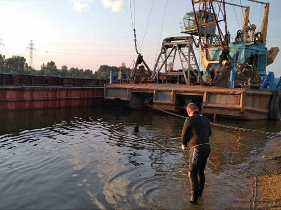 В реке Белой в Уфе парня затянуло под баржу