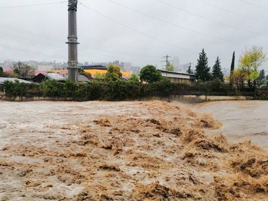 Появилось видео с искореженными потопом автомобилями в Сочи