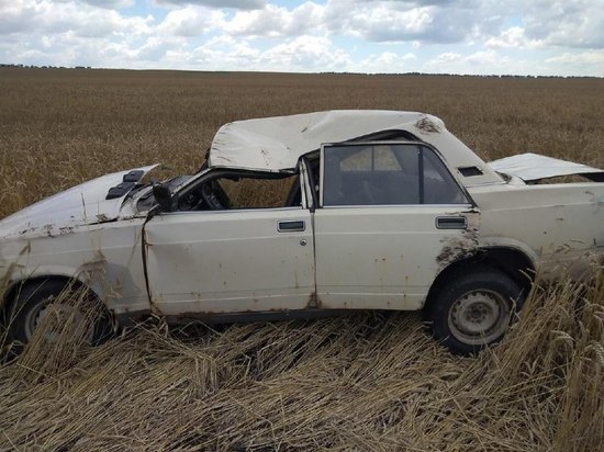 В Воронежской области водитель доставлен в больницу после опрокидывания автомобиля в кювет