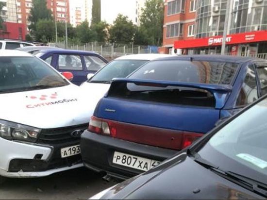 Таксист в Уфе протаранил автомобили и сбежал с места ДТП