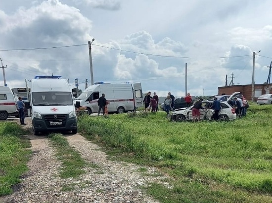 Полная пассажиров иномарка перевернулась на Толмачевском шоссе в Новосибирске