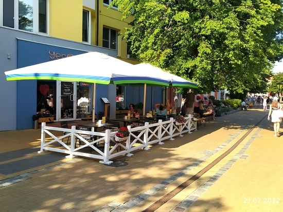 Власти Зеленоградска: требования к внешнему виду некоторый летних кафе нарушены