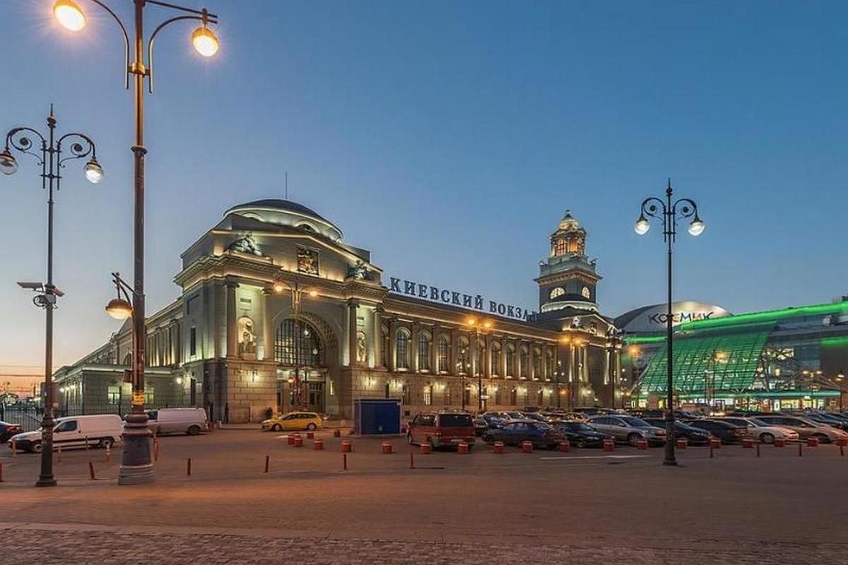 площадь у киевского вокзала в москве