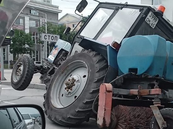 Трактор потерял колесо в центре Южно-Сахалинска