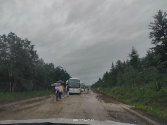 Пассажирский автобус увяз в грязи на Сахалине