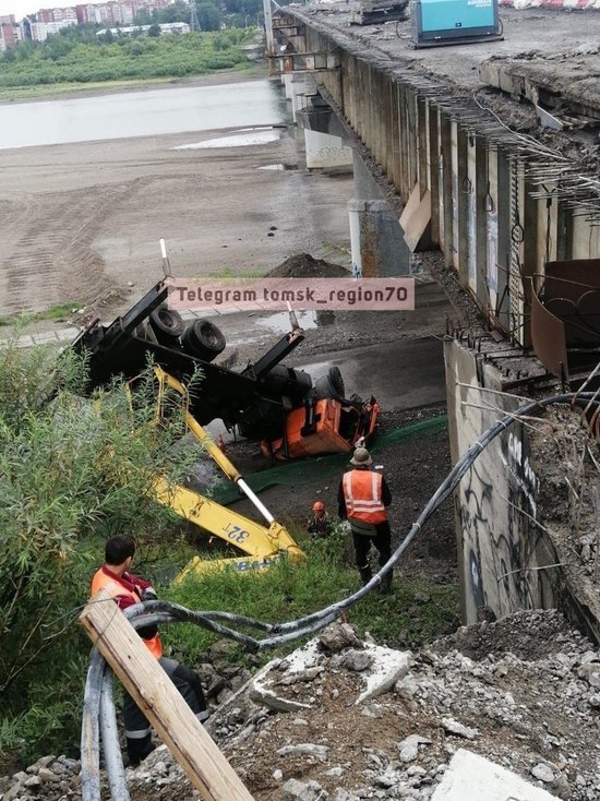 Автокран без водителя упал с Коммунального моста в Томске