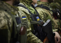 Украинские военные хватают молодых людей на улицах, чтобы вручить им повестку в военкомат, но большинство новобранцев не хотят в действующую армию