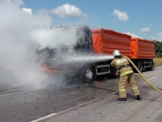 В Орловской области прямо на дороге вспыхнул КамАЗ