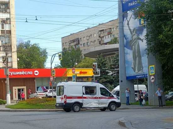 В Волгограде скорая на перекрестке врезалась в грузовик