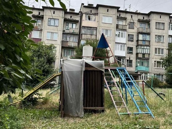 В оккупированной Константиновке строят души на детских площадках