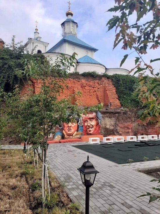 В Воронеже около церкви появилось граффити с гайдаевскими Трусом, Балбесом и Бывалым